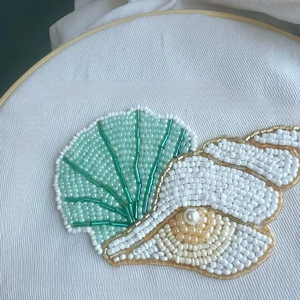 เสื้อครอปท็อปผ้าคอตตอนริบสีขาวแบบปรับแต่งได้ พร้อมปักลายดอกกล้วยไม้สีเหลืองประดับลูกปัด สำหรับผู้หญิง แฟชั่นฤดูร้อน - Product Image 1