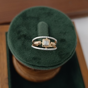 Anillo de Doble Banda con Circonita Cúbica de Corte Cuadrado en Oro de 18 Quilates Namivaa, Diseño de Flecha Geométrica para Mujer, Anillo de Lujo para Boda, Compromiso, Fiesta - Product Image 3