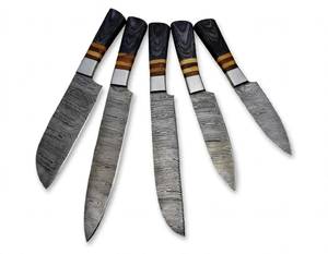 Juego de 5 utensilios de cocina artesanales de acero de Damasco de alto contraste con mango de madera negra apilado. - Product Image 1