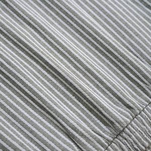 เสื้อแจ็คเก็ตบอมเบอร์ทรงวีคอ รุ่น TST 2131.1 สำหรับทุกเพศ สไตล์วินเทจ ผลิตจากผ้าไม่ถักทอ ระบายอากาศได้ดี เป็นมิตรกับสิ่งแวดล้อม ลายเรขาคณิต ดีไซน์เรียบง่าย เหมาะสำหรับใส่ในฤดูใบไม้ร่วง - Product Image 5