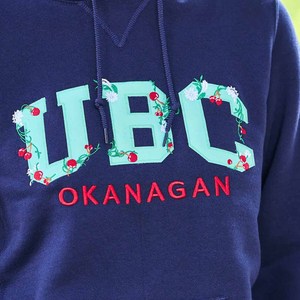 เสื้อสเวตเตอร์มีฮู้ด UBC Okanagan สีกรมท่า พิมพ์ลายตัวอักษรลายดอกไม้ เสื้อสวมหัวผ้าฟลีซลำลองสำหรับทุกเพศ มหาวิทยาลัยแห่งรัฐบริติชโคลัมเบีย - Product Image 5