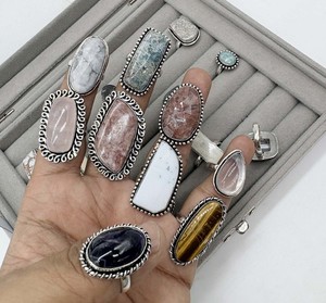 Vente en gros de bagues en laiton plaqué argent avec sertissage clos de pierres précieuses naturelles assorties, bijoux de mode de créateur OEM ODM - Product Image 3