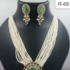 Ensemble collier et boucles d'oreilles élégant en laiton vert, orné de perles et de motifs de paon, style Kundan, idéal pour mariages, fiançailles, anniversaires et fêtes. - Product Image 1