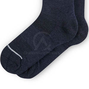 Calcetines de tela elástica de diseño clásico, hechos para un ajuste fácil, transpirabilidad y comodidad para uso prolongado. - Product Image 3