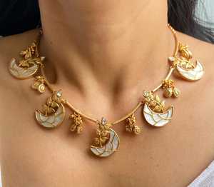 Collier ras-de-cou en laiton plaqué or avec perles Kundan et perles de nacre, ensemble de bijoux inspiré de Sabyasachi, classique pour mariage et mariée - Product Image 6