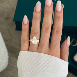 Bague à trois pierres en diamant de laboratoire de 4 carats, forme poire, certifiée IGI et pureté VVS, bague trilogie bicolore en diamant, à vendre - Product Image 5