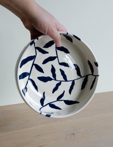 Bol à pâtes en céramique de luxe, motif botanique bleu, design large et peu profond, finition brillante et lisse pour la table - Product Image 3