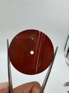 Esfera de reloj de jaspe rojo de 37 mm, pulida por un lado, 1 mm de grosor, con orificio central de 2 mm - Product Image 3