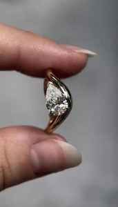 Anillo moderno con diamante de corte pera cultivado en laboratorio, banda curva, hecho a mano, solitario, oro amarillo de 14k, para mujer, regalo de boda para dama de honor - Product Image 2