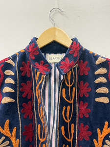 เสื้อแจ็คเก็ตบอมเบอร์ผ้ากำมะหยี่ลายปักดอกไม้แบบซูซานี 100% ผ้าฝ้าย สำหรับทุกเพศทุกวัย ใส่ได้ทุกฤดู - Product Image 4