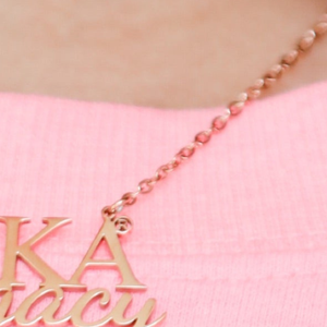 สร้อยคอ AKA Legacy จี้ตัวอักษรสีทอง ดีไซน์หรูหรา เครื่องประดับแฟชั่นสำหรับผู้หญิง สวมใส่ได้ทุกวัน เหมาะเป็นของขวัญ - Product Image 5