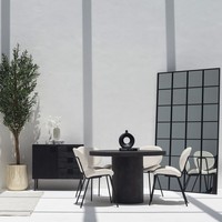 Table à manger Vandana Aureo Maxima en micro-béton noir avec un design moderne minimaliste et élégant