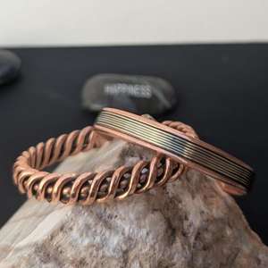 Pulsera de Cobre Puro Hecha a Mano: Brazalete Ajustable Minimalista, Banda de Bienestar - Product Image 3