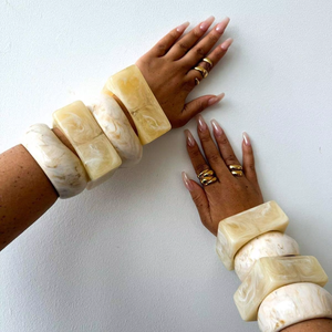 Bracelets en résine de couleur personnalisée, bijoux pour femmes, meilleurs bracelets fabriqués en Inde, bracelet épais de haute qualité, respectueux de l'environnement, créations Omar - Product Image 1