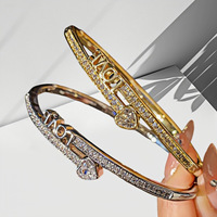 Bracelet tendance en acier inoxydable avec motif cœur pavé de cristaux, style minimaliste, cadeau idéal