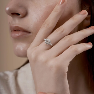 แหวนเพชรทรงกลมเจียระไนแบบบริลเลียนท์ ผลิตในห้องปฏิบัติการ ตัวเรือนทองคำขาว 18K แบบตัน ประดับเพชรทรงหยดน้ำด้านข้างสามเม็ด - Product Image 4