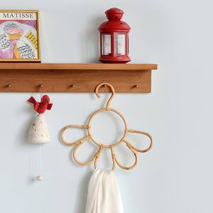 Cintres modernes en rotin en forme de fleur pour enfants cintre naturel pour vêtements de tout-petits avec logo personnalisé - Product Image 6