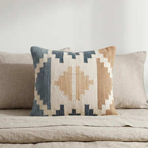 Housse de coussin bohème Kilim avec motif médaillon tribal pour canapé, décoration de salon éclectique et rustique - Product Image 6