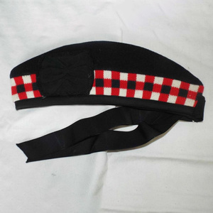Casquette Glengarry noire OEM personnalisée avec bande à carreaux rouge et blanc, nœud et queues de ruban pour tenue écossaise des Highlands - Product Image 1