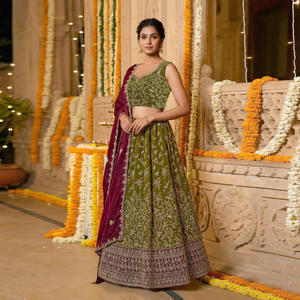 Lehenga Choli en soie Fendy avec broderie complexe et bordure traditionnelle |   Vêtements de mariage festifs pour femmes, vente en gros pour femmes - Product Image 2