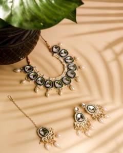 Parure de mariée indienne traditionnelle plaquée or en alliage Kundan, avec collier Maang Tikka vert Meenakari pour fête - Product Image 1