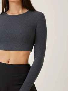 Haut court à manches longues gris foncé pour femme, col rond, couleur unie, respirant, en spandex et polyester, vêtement de sport toutes saisons, coupe classique - Product Image 4