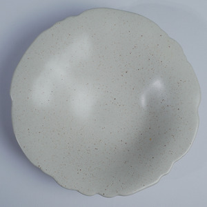 จานเซรามิกสีงาช้างลายวาบิซาบิ รูปทรงสแกลลอป ขนาด 20 ซม. เคลือบแบบ Crackle Glaze เป็นมิตรกับสิ่งแวดล้อม ใช้กับไมโครเวฟได้ เหมาะสำหรับร้านอาหาร ขายส่ง - Product Image 1