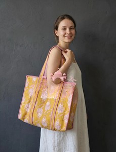 Sac fourre-tout en coton matelassé fait main de haute qualité, style bohème, avec imprimé léopard, base jaune moutarde, bretelles - Product Image 2