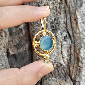 Pendentif de créateur en chalcédoine bleu ciel, cabochon rond, avec accent de micro-cz, plaqué or 18 carats, bijoux fantaisie. - Product Image 5