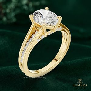 Bague de fiançailles de créateur en or avec diamant de laboratoire taille ovale, épaules cathédrale et sertissage en panier surélevé - Product Image 3