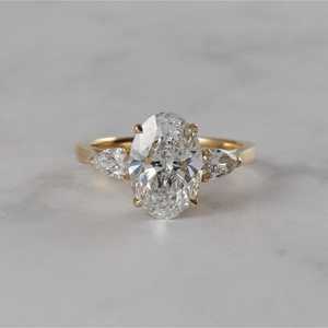 Bague de fiançailles luxueuse à trois pierres avec diamant de laboratoire ovale de 2 carats, coupe poire latérale, en or jaune 14K plaqué rhodium, IGI OM GEMS - Product Image 6