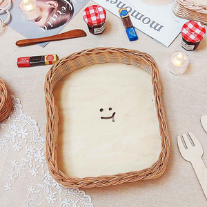 Plateau à pain en rotin tressé naturel avec visage souriant, idéal pour servir, organiser et décorer la maison, la cuisine ou le bureau. - Product Image 2