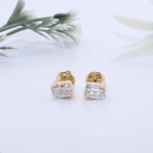 Boucles d'oreilles clous en or jaune avec diamant de laboratoire taille émeraude, serti clos, style solitaire, à visser, bijoux fins pour cadeau - Product Image 1