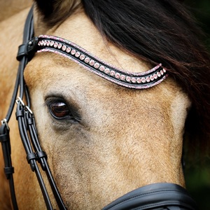 Fronture de cheval en cuir noir rembourré, décorée d'une chaîne métallique et de cristaux bleus et blancs sur trois rangées, taille Full Cob. - Product Image 5