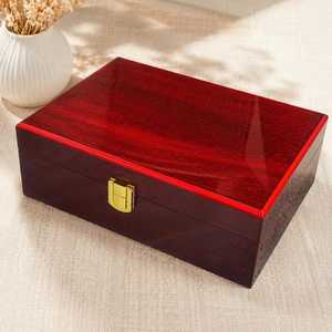 Caja de Almacenamiento Moderna de Madera Roja Resistente con Tapa y Cierre Dorado para Decoración del Hogar y Accesorios de Joyería - Product Image 1