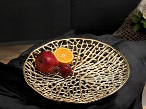 Bol décoratif luxueux en aluminium pour pièce maîtresse avec un design ajouré complexe et une finition dorée élégante, idéal pour manger et vivre - Product Image 2