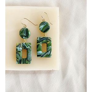 Boucles d'oreilles en résine de créateur haut de gamme, faites à la main, durables, accessoires de mode en cristal - Product Image 1