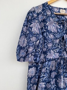Robe longue d'été bohème pour femme en coton à imprimé floral bleu, manches courtes bouffantes, col noué, ourlet à volants, coupe ample - Product Image 2