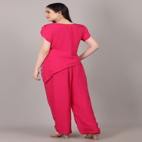 Ensemble 2 pièces de mode féminine moderne, couleur rose, avec perles et broderies, vêtement élégant et luxueux.