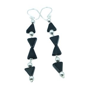 Pendientes colgantes con cuentas triangulares de ónix negro natural |   Pendientes de Gancho Hechos a Mano en Plata de Ley 925 |   Joyería Geométrica Minimalista - Product Image 1