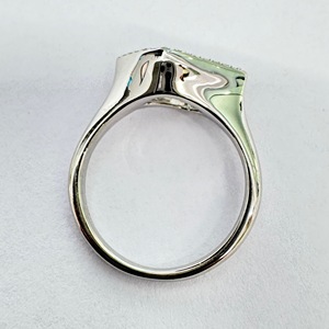 Anillo de Oro Blanco de 10K con Diamante Cultivado en Laboratorio de 1.88CTW, Corte Geométrico en Forma de Rombo, Certificado IGI, Banda Halo con Corte Elegante - Product Image 5