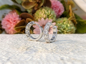Pendientes de Aro Huggie de Lujo con Diamante Cultivado en Laboratorio de Corte Brillante Redondo de 1.20Ct, Certificado IGI, para Mujer, Oro Blanco Real de 14K - Product Image 4