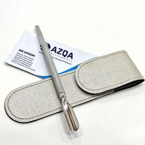Pousse-cuticules professionnel en acier inoxydable à double extrémité avec nettoyeur d'ongles et étui en cuir argenté pour manucure et soin des ongles - Product Image 4