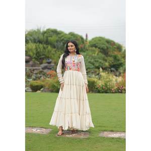 Robe trapèze faite main brodée multi-fils, spéciale Navratri, taille empire, en tissu organza - Product Image 6