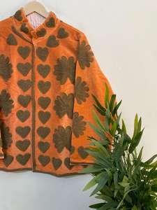 Chaqueta Acolchada de Terciopelo Estilo Vintage Suzani – Abrigo Acolchado Hecho a Mano con Diseño de Corazones y Flores. - Product Image 4