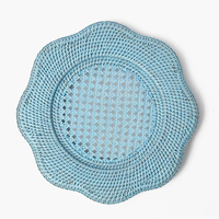 Sous-plat rond en rotin bleu ciel festonné, assiette de présentation en osier tressé à la main pour des tables colorées