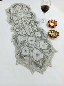 Chemin de table perlé fait main avec motif de plumes de paon en argent - Product Image 4