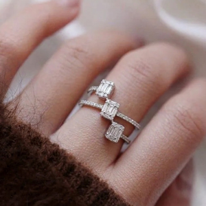 Precio al por mayor de Hong Kong: Anillo de oro blanco macizo de 18k de alta calidad, hecho a medida, con diamantes auténticos de talla brillante y pavé fino para fiesta. - Product Image 1