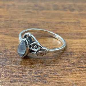 Joyería minimalista de lujo en plata 925 con piedra lunar arcoíris de corte marquesa y elegante rama de flor tallada para bodas y fiestas. - Product Image 2