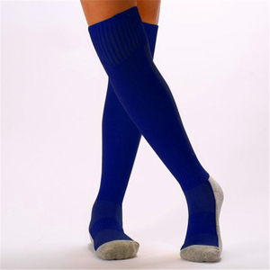 Calcetines deportivos hasta la rodilla, color azul sólido, transpirables, de spandex y poliéster, para adultos, de verano, personalizables, para fútbol, para hombre. - Product Image 1